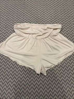 Colsie Cream Elastic Waist Shorts